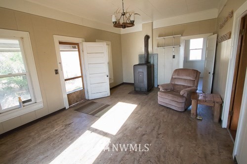 408 & 410 Emerson Road Pomeroy, WA 99347 - Photo 30 of 35 a living room with furniture and a window