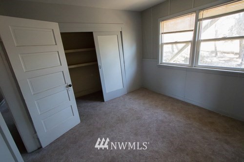 408 & 410 Emerson Road Pomeroy, WA 99347 - Photo 33 of 35 an empty room with windows and closet