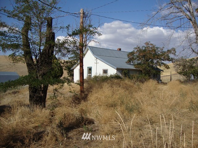 408 & 410 Emerson Road Pomeroy, WA 99347 - Photo 7 of 35 a view of a backyard of the house