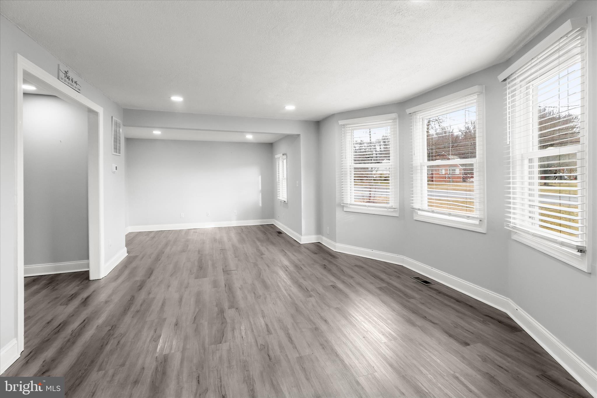 338 Back River Neck Road Essex, MD 21221 - Photo 11 of 66 Living Room