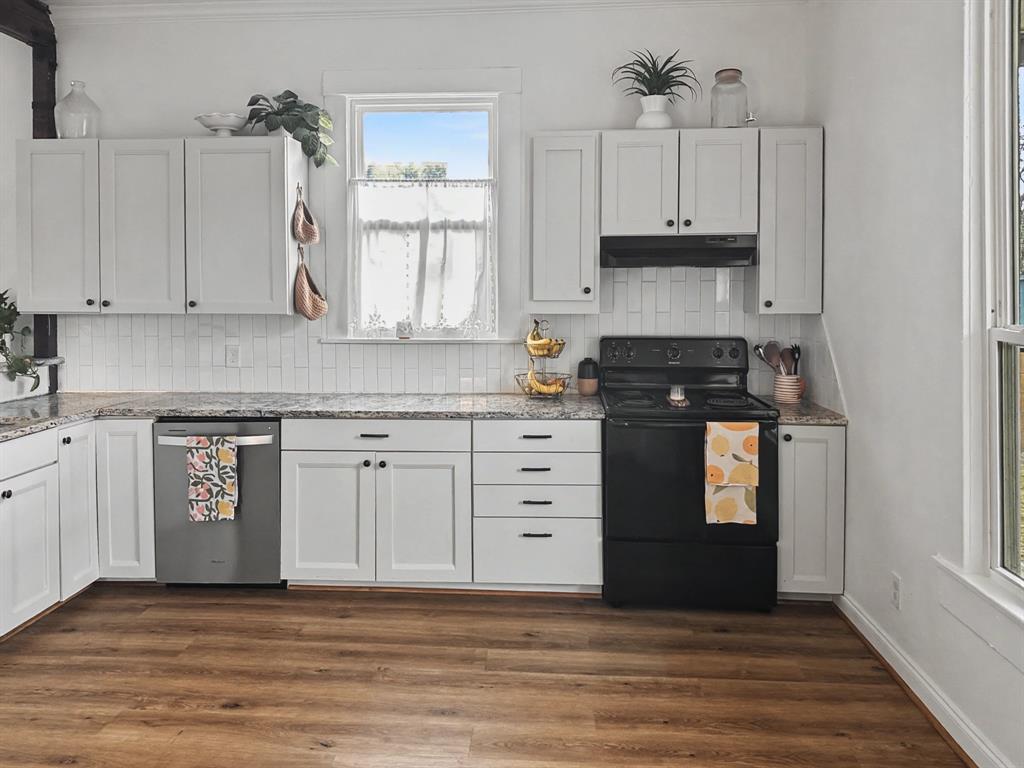 1517 Cumberland Avenue Waco, TX 76708 - Photo 11 of 30 a kitchen with granite countertop white cabinets and white appliances
