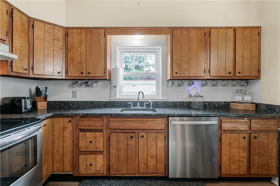 18 Bedlow Avenue Newport, RI 02840 - Photo 16 of 50