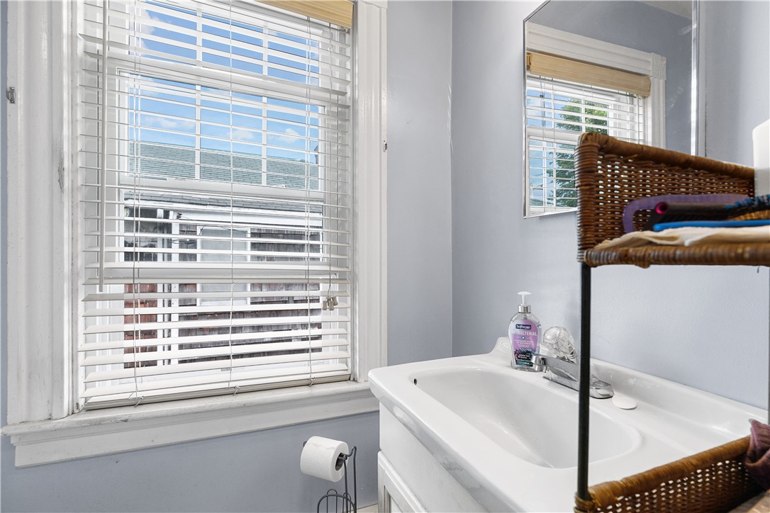 18 Bedlow Avenue Newport, RI 02840 - Photo 31 of 50 2nd Floor Bathroom