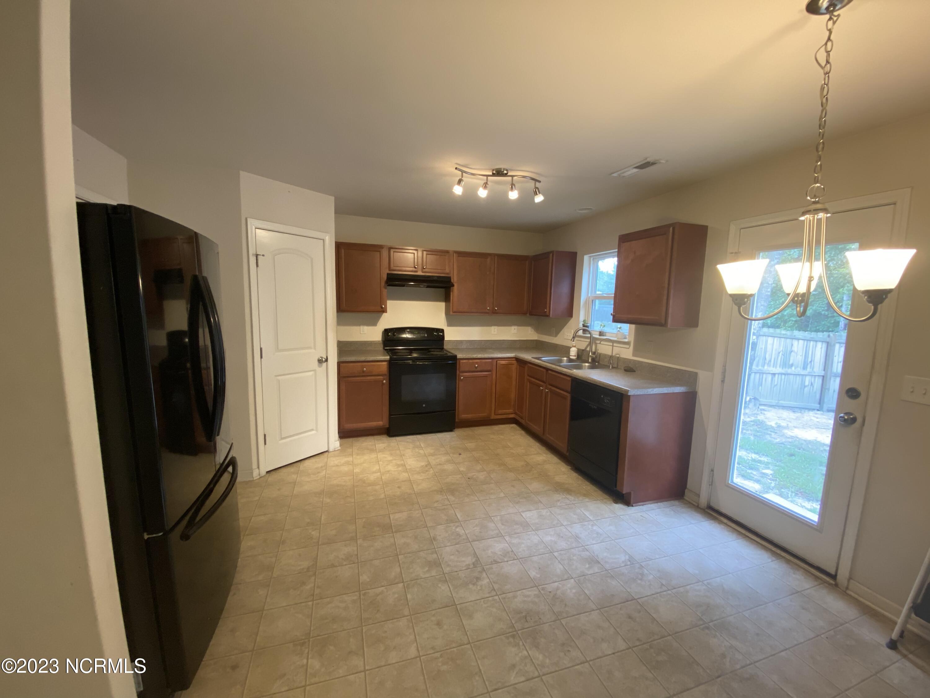 1498 Round Ridge Road Southeast Bolivia, NC 28422 - Photo 5 of 21 Eat in Kitchen