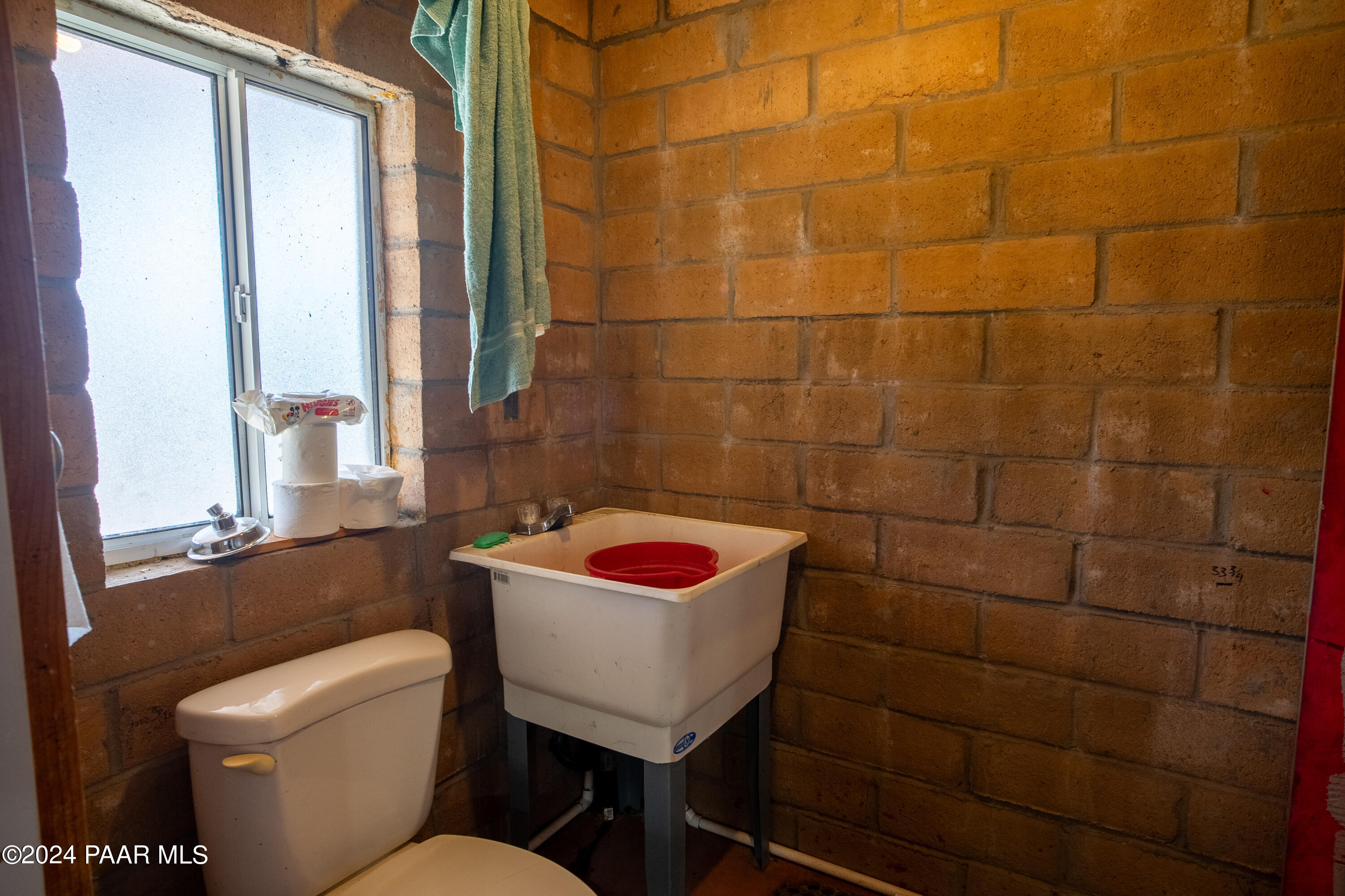 887 North Whiskey Way Seligman, AZ 86337 - Photo 12 of 36 a bathroom with a toilet a sink and window