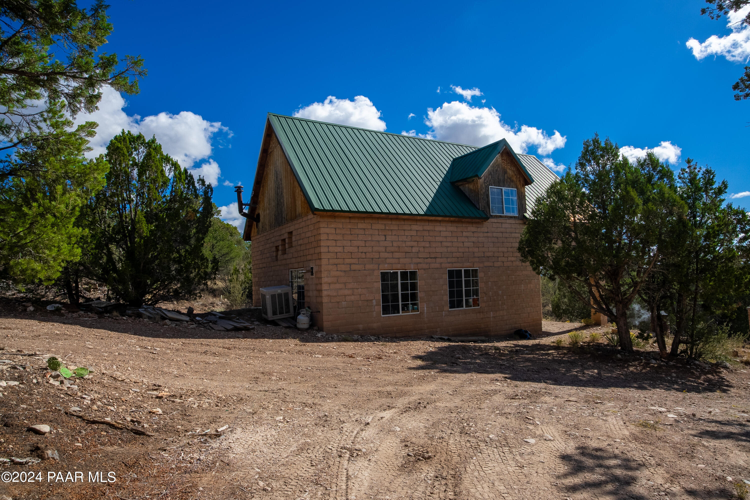 887 North Whiskey Way Seligman, AZ 86337 - Photo 20 of 36 a front view of a house with a yard and garage