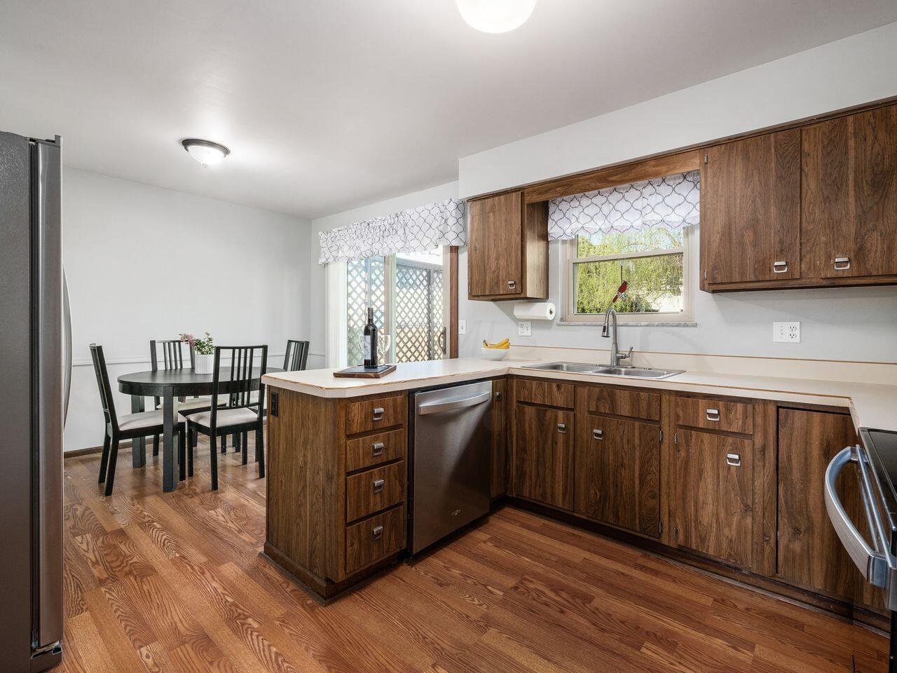 5861 Ravine View Court Columbus, OH 43231 - Photo 18 of 42 Peninsula counter