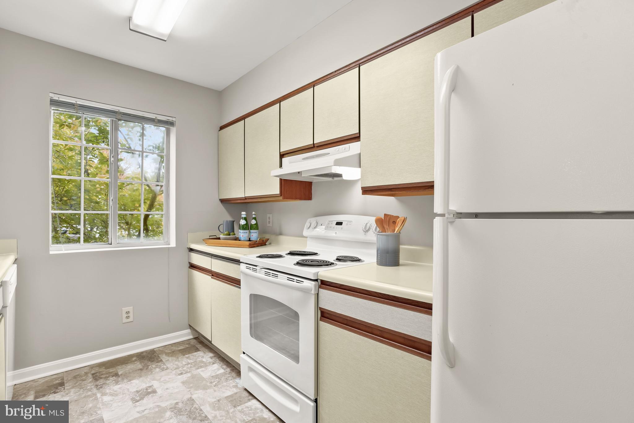 4920 Columbia Road, Unit 3 93 Columbia, MD 21044 - Photo 8 of 28 Kitchen