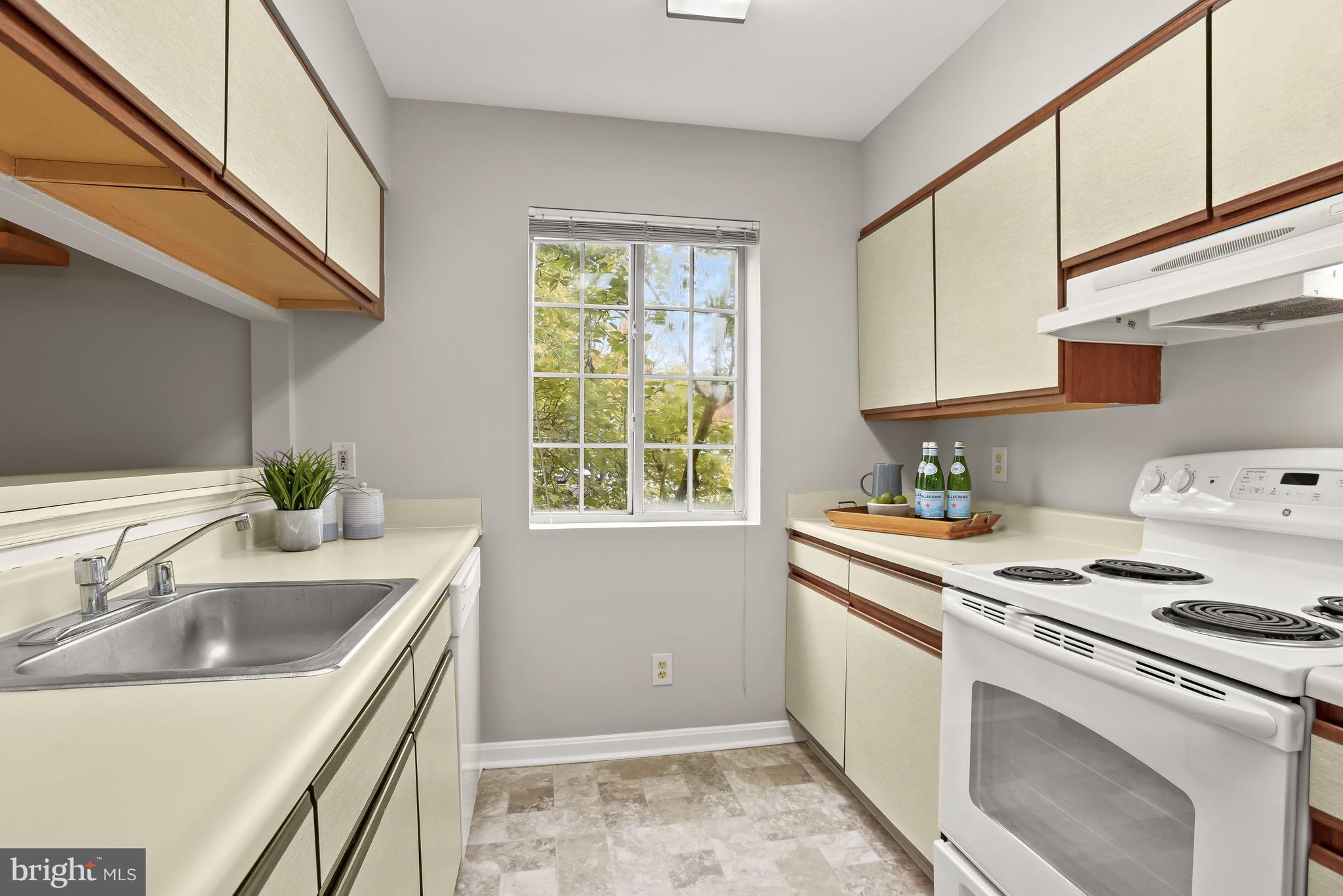 4920 Columbia Road, Unit 3 93 Columbia, MD 21044 - Photo 9 of 28 Kitchen