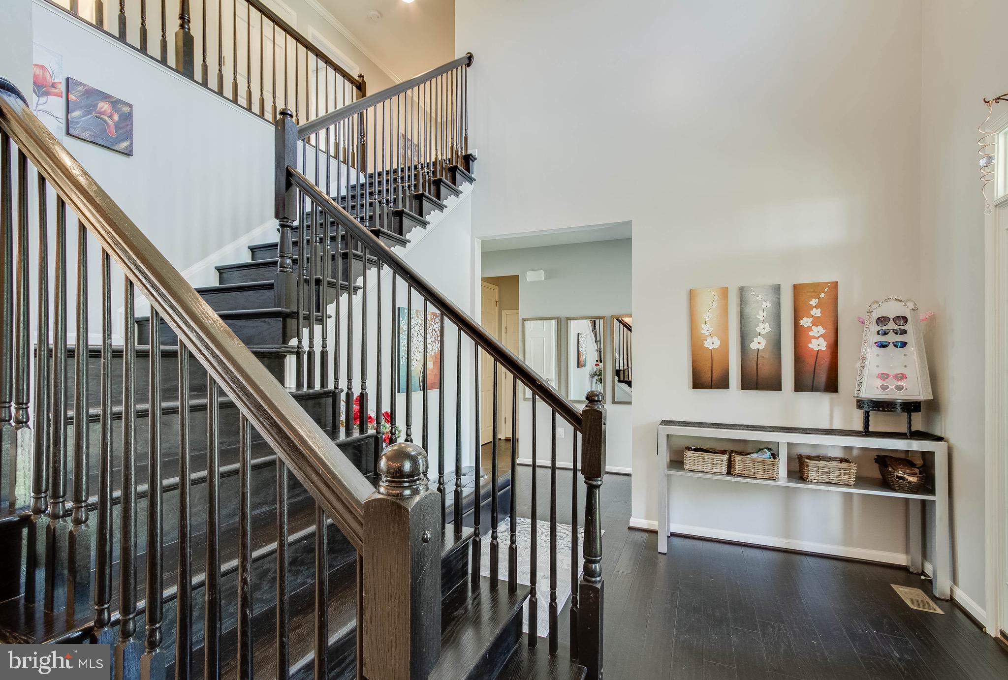 5952 Hunter Crest Road Woodbridge, VA 22193 - Photo 19 of 44 Center Hallway