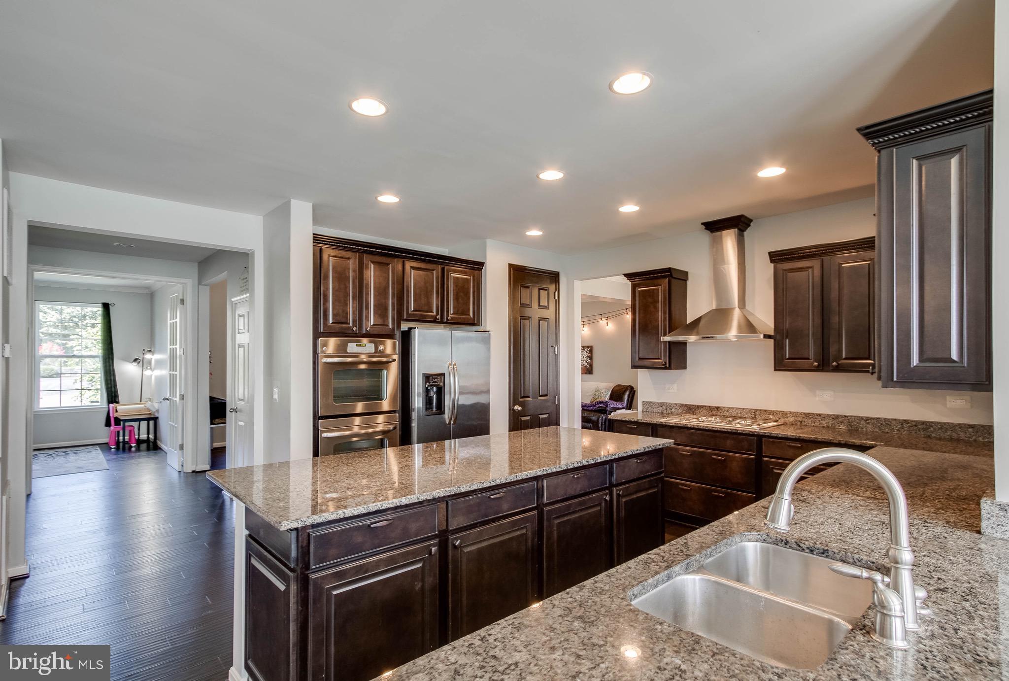 5952 Hunter Crest Road Woodbridge, VA 22193 - Photo 10 of 44 Kitchen with stainless steel appliances