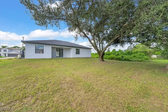 a view of a house with a yard
