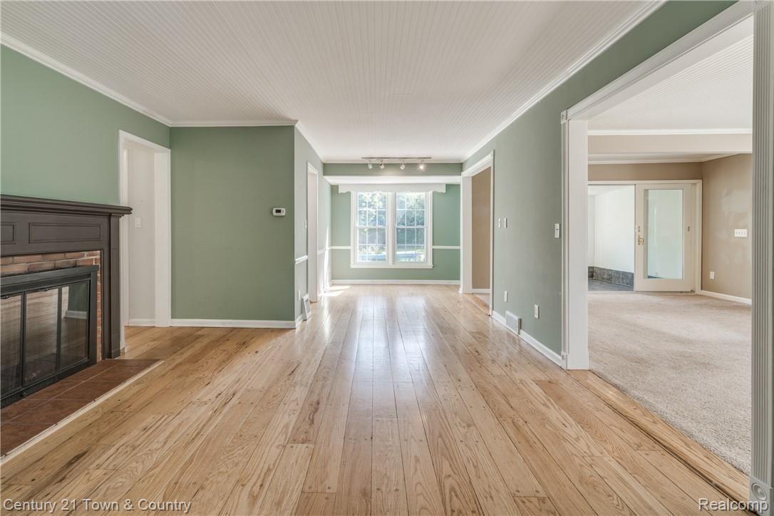 4100 Beach Road Troy, MI 48098 - Photo 9 of 54 Living Room 7.jpg