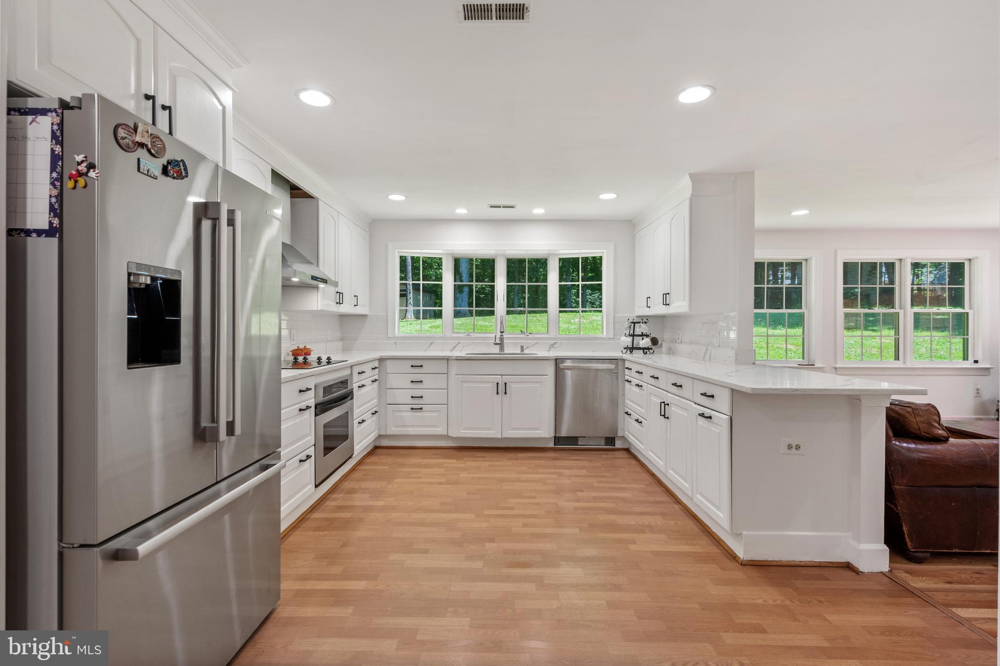 10418 Adel Road Oakton, VA 22124 - Photo 5 of 51 Loads of Light & Windows