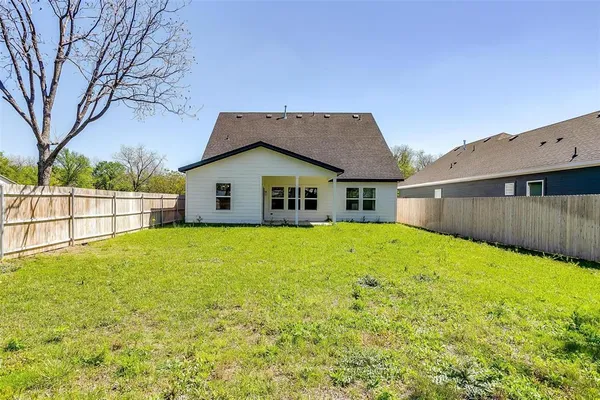 $2,700 | 813 Stamps Avenue, Fort Worth, TX 76114