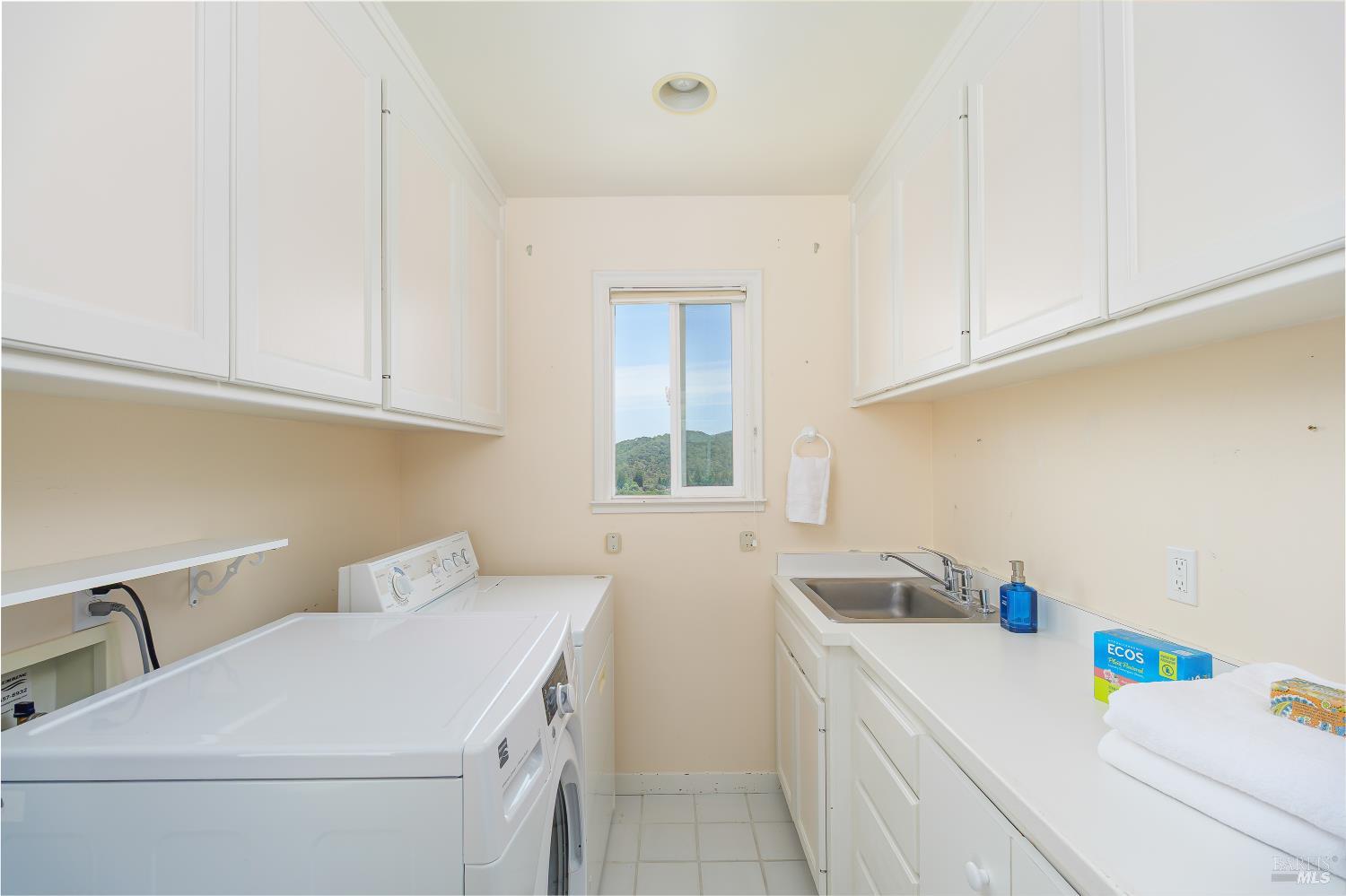 15 Ravine Way Novato, CA 94947 - Photo 37 of 48 Laundry room