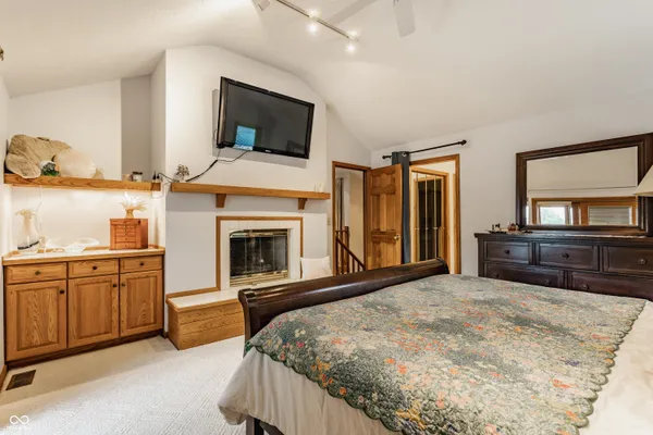 $945,000 | 709 Pleasant Point Circle, Cicero, IN 46034