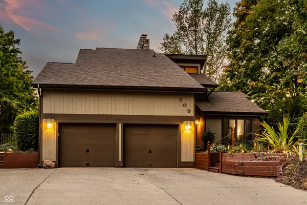 $945,000 | 709 Pleasant Point Circle, Cicero, IN 46034