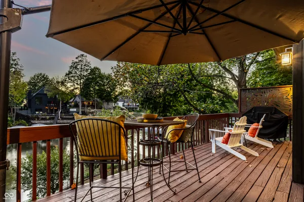 $945,000 | 709 Pleasant Point Circle, Cicero, IN 46034