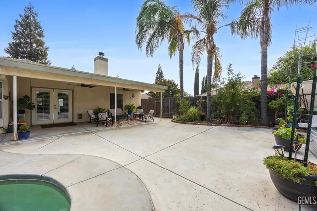 a view of outdoor space yard and porch