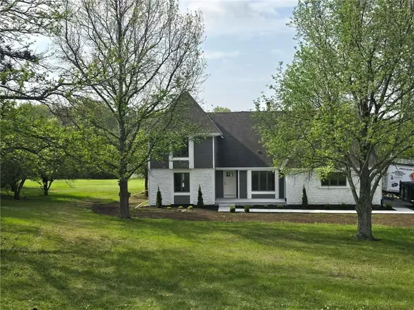 $925,000 | 20195 College Boulevard, Olathe, KS 66061