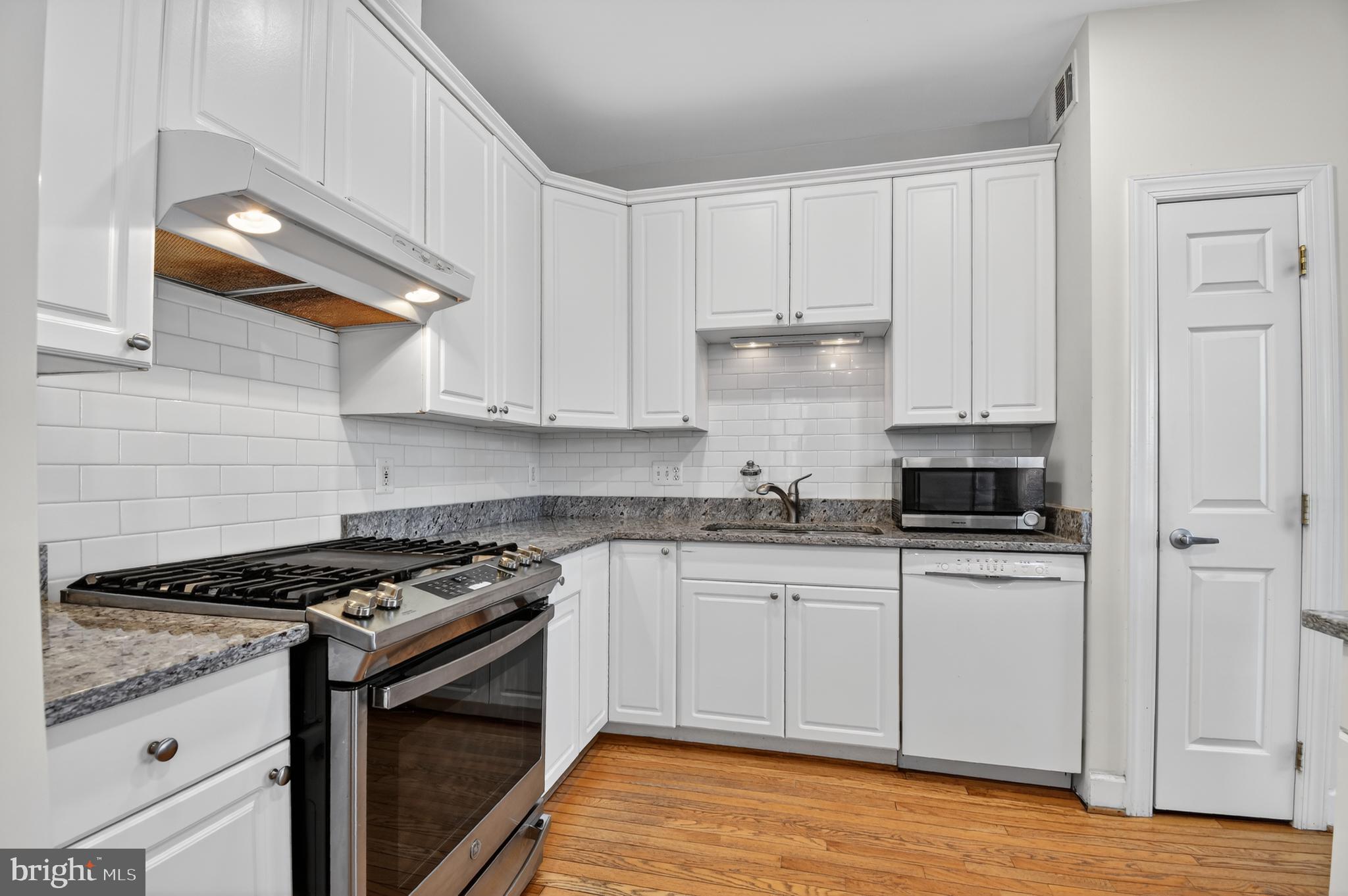 8439 Bells Ridge Terrace Potomac, MD 20854 - Photo 3 of 43