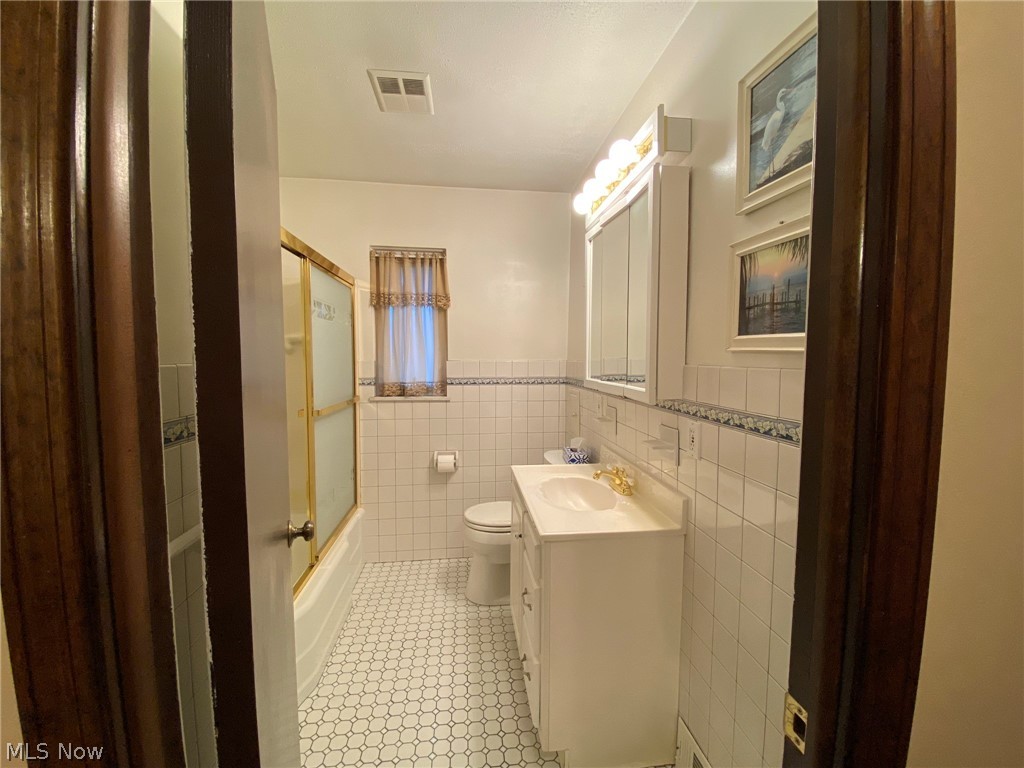 12820 West Pleasant Valley Road Parma, OH 44130 - Photo 15 of 35 Main Bath