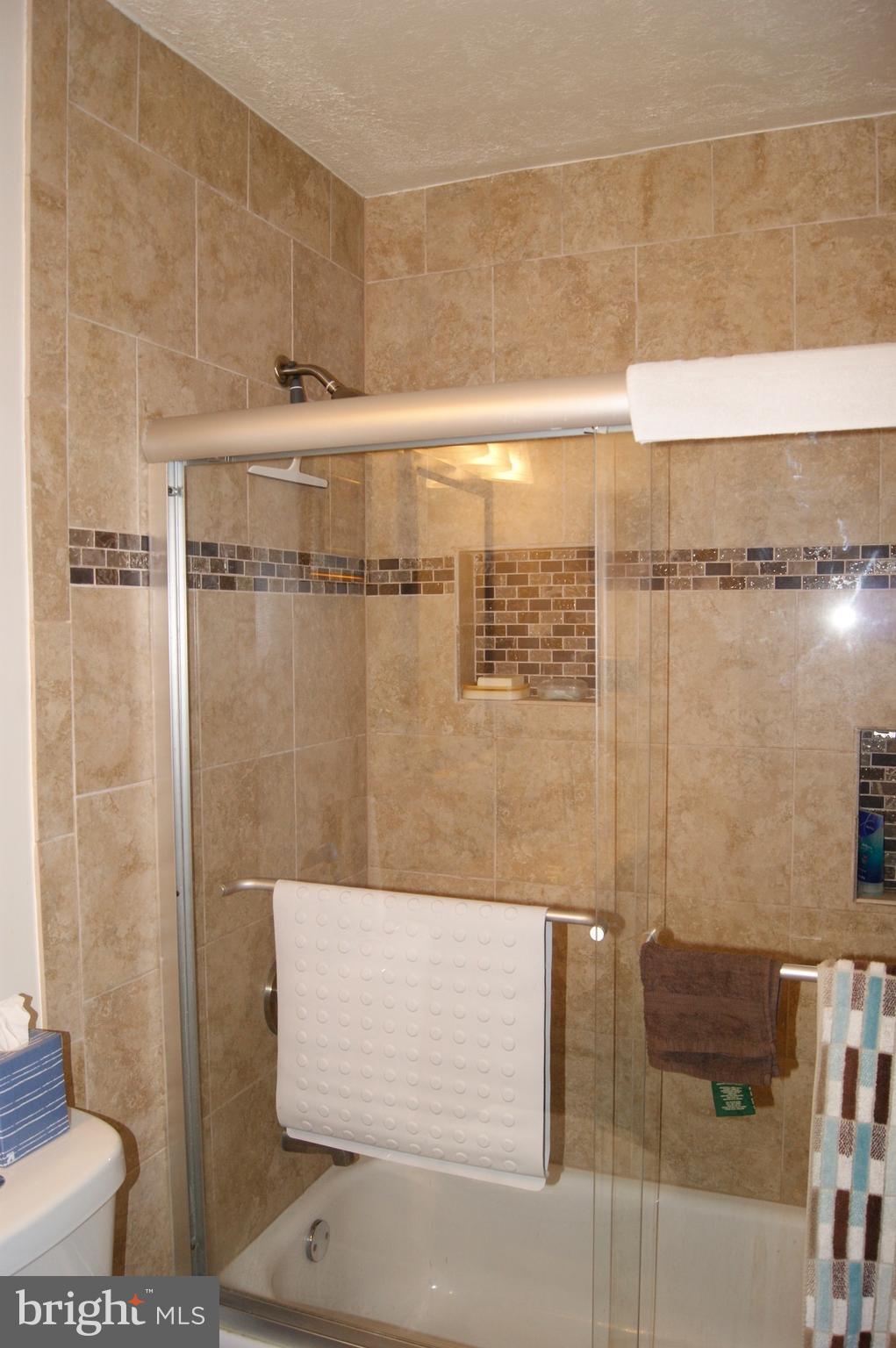9705 Butterfly Lane Springdale, MD 20721 - Photo 11 of 29 Upper Bath