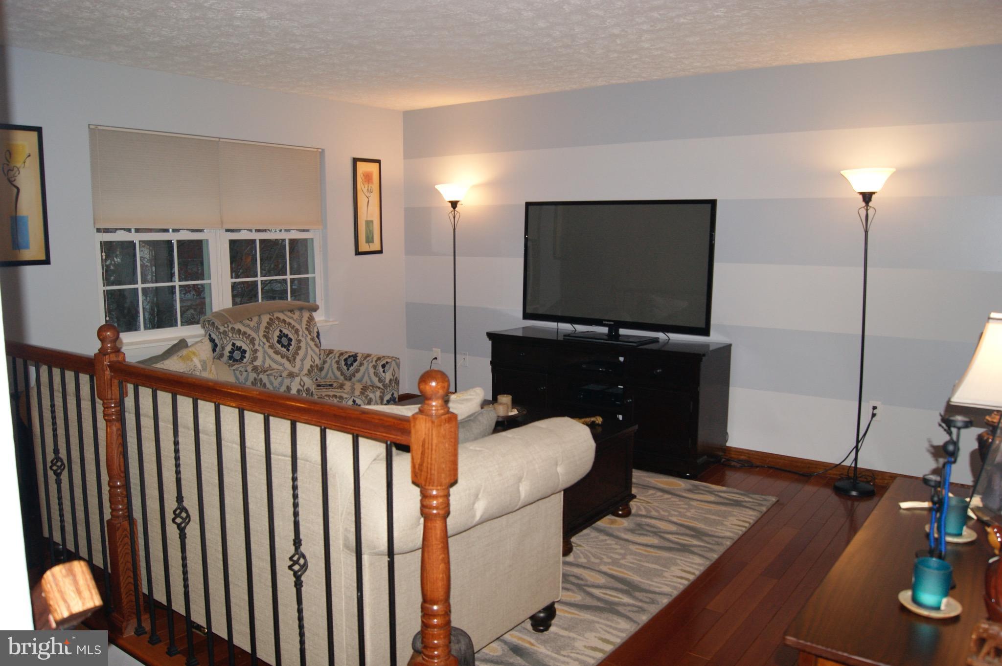 9705 Butterfly Lane Springdale, MD 20721 - Photo 3 of 29 Living Room