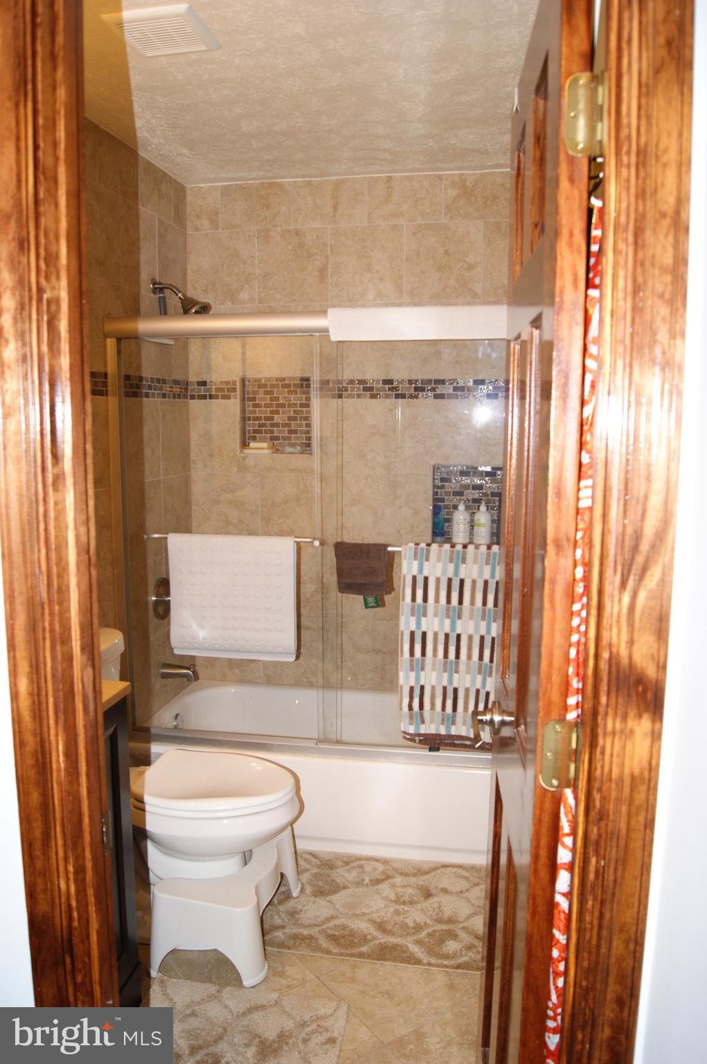 9705 Butterfly Lane Springdale, MD 20721 - Photo 9 of 29 Upper Bath