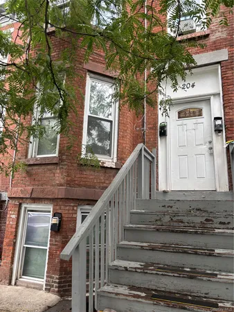 $1,700 | 204 South Street, Newburgh, NY 12550