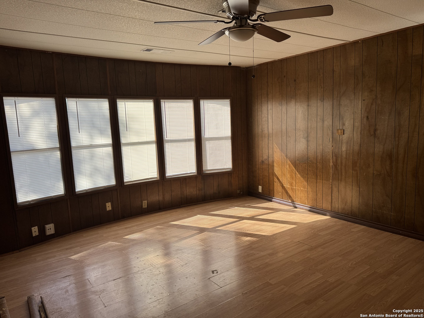 8455 Northmont Drive San Antonio, TX 78239 - Photo 11 of 14 a view of an empty room with a window