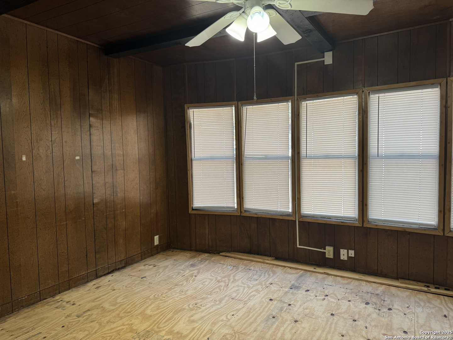 8455 Northmont Drive San Antonio, TX 78239 - Photo 6 of 14 a view of an empty room with a window