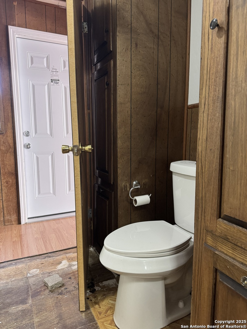 8455 Northmont Drive San Antonio, TX 78239 - Photo 9 of 14 a bathroom with a toilet and a shower