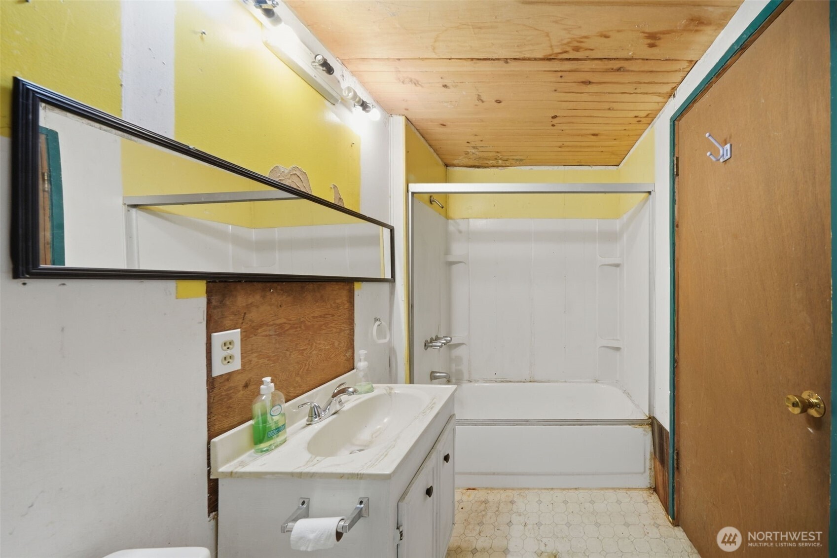 102 Byron Road Friday Harbor, WA 98250 - Photo 25 of 40 a bathroom with a tub sink and mirror