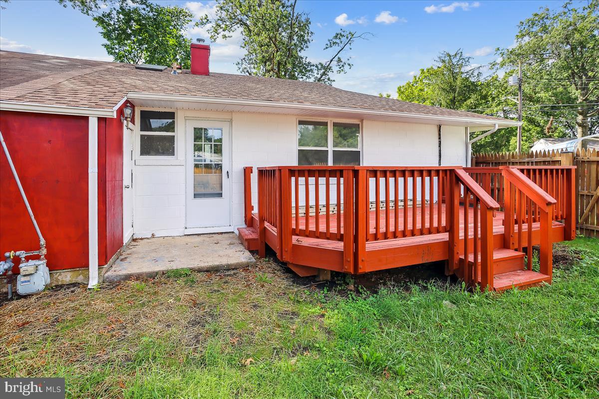 7776 Muncy Road Landover, MD 20785 - Photo 20 of 26 Backyard Deck