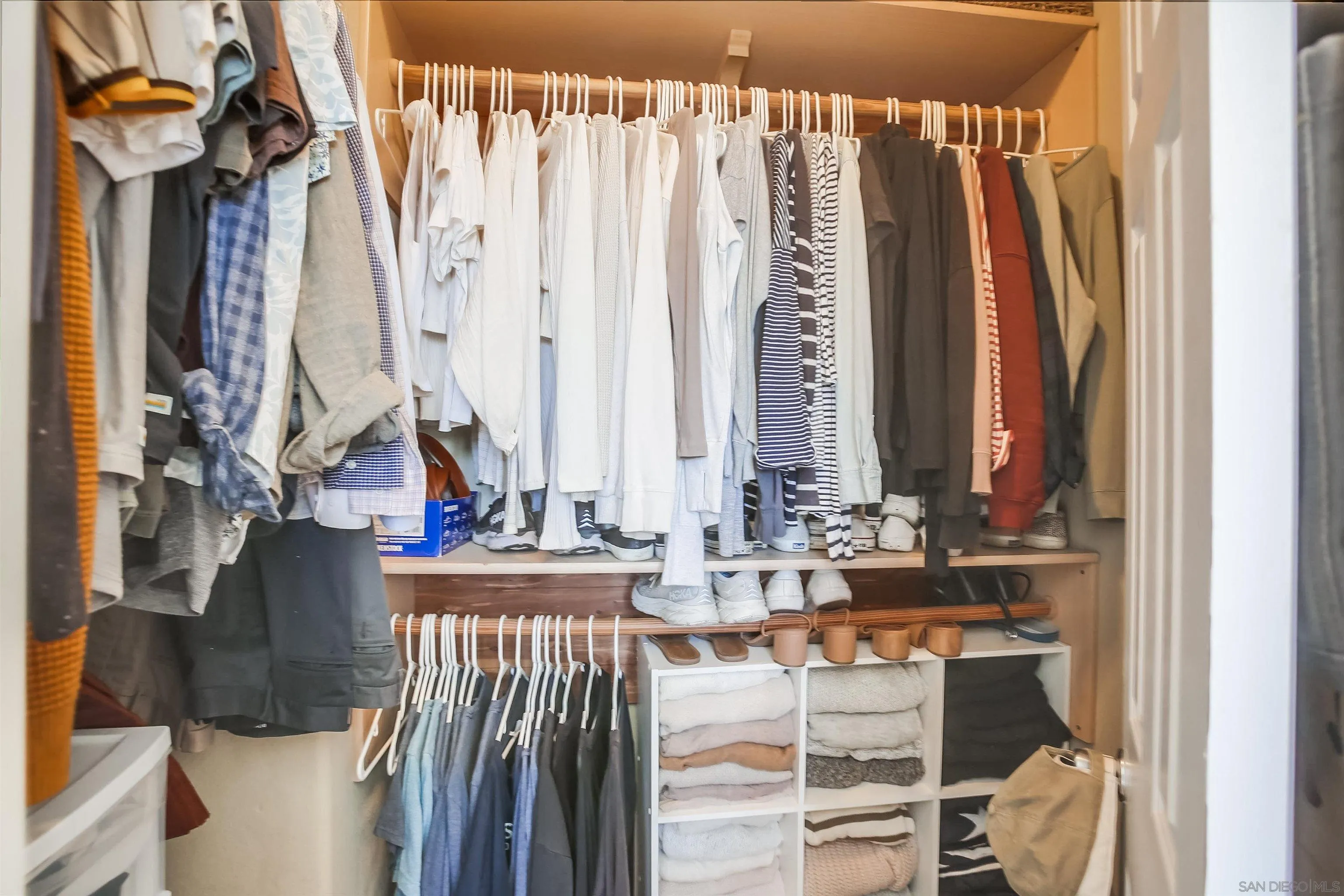 382 Carmel Creeper Place Encinitas, CA 92024 - Photo 32 of 43 a view of balcony and chairs with two couches