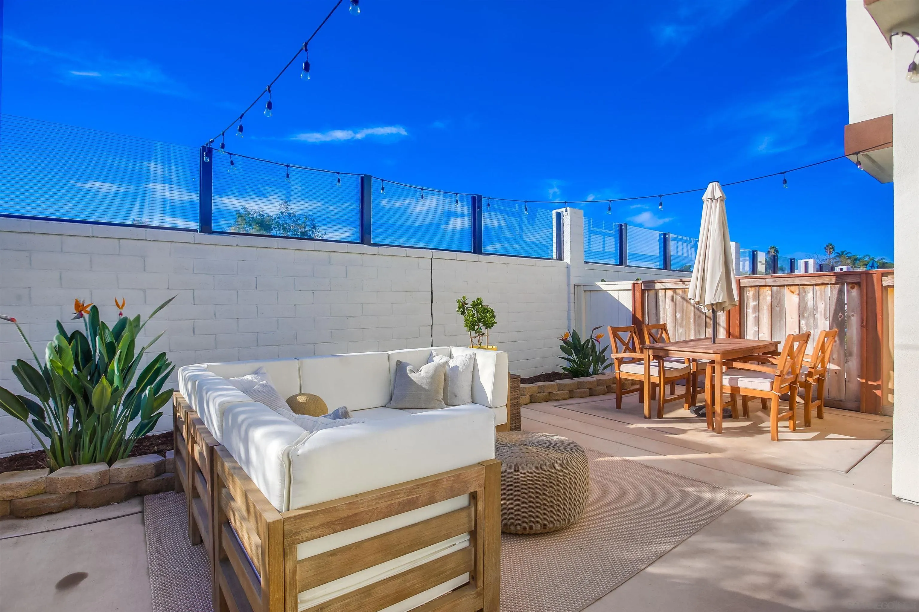 382 Carmel Creeper Place Encinitas, CA 92024 - Photo 35 of 43 a living room with furniture