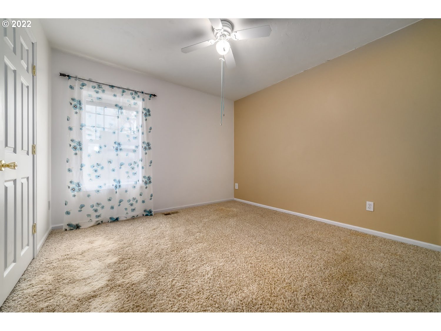 331 South 46th Street Springfield, OR 97478 - Photo 24 of 28 a view of empty room with chandelier fan