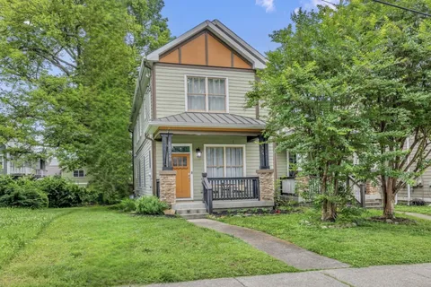 a view of front of a house with a yard