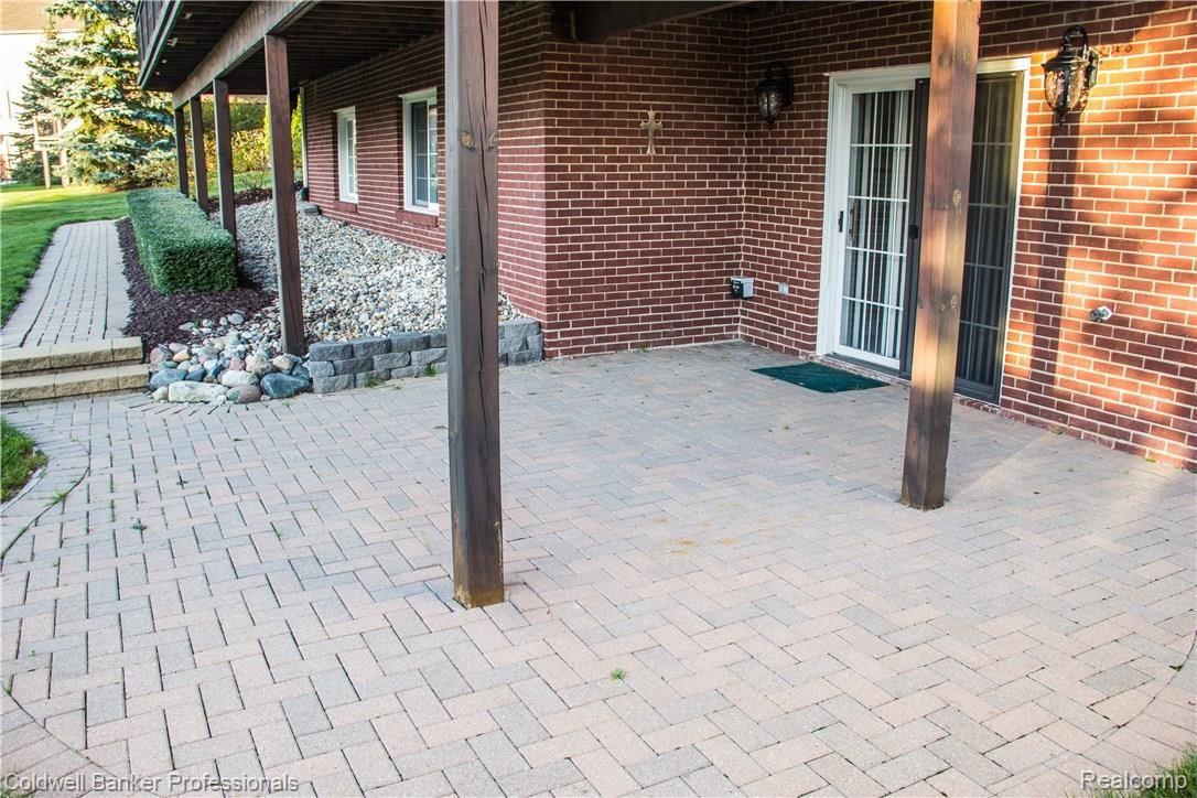 3820 Elk Drive Rochester, MI 48306 - Photo 42 of 45 outside008.jpg