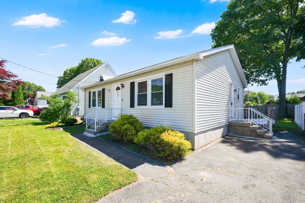 217 Mazarin Street Springfield, MA 01151 - Photo 4 of 33