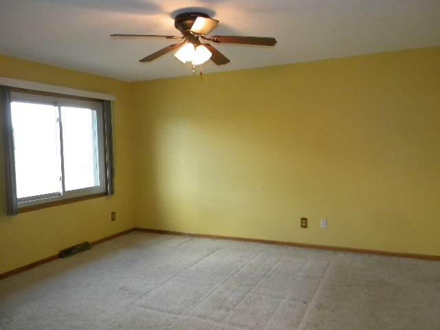 617 Pin Oak Road Rockton, IL 61072 - Photo 15 of 25 an empty room with a window