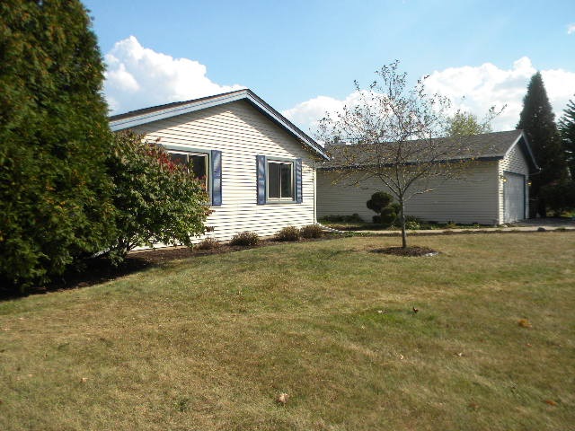 617 Pin Oak Road Rockton, IL 61072 - Photo 2 of 25 a view of outdoor space and yard