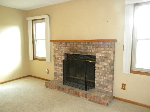 617 Pin Oak Road Rockton, IL 61072 - Photo 5 of 25 an empty room with a fireplace