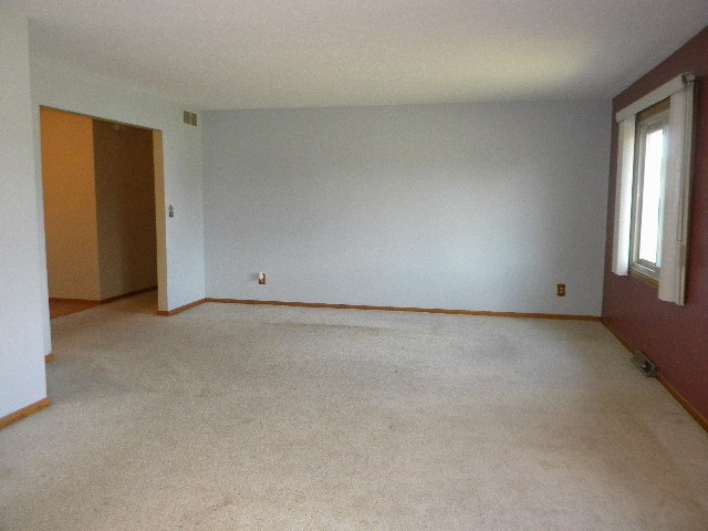 617 Pin Oak Road Rockton, IL 61072 - Photo 7 of 25 an empty room with windows and closet