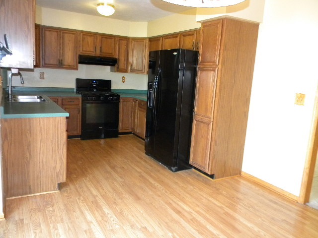 617 Pin Oak Road Rockton, IL 61072 - Photo 10 of 25 a kitchen with a refrigerator and a stove