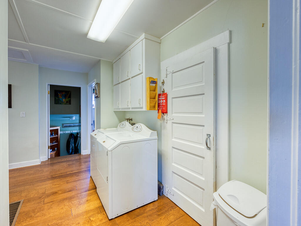 4650 Lower Klamath Lake Road Klamath Falls, OR 97603 - Photo 15 of 37 53 house2 laundry rm