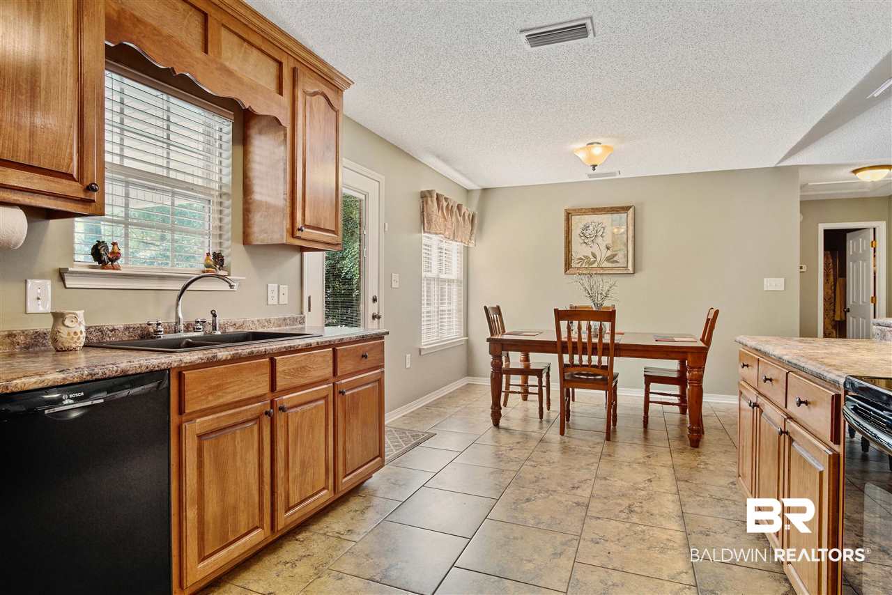 257 Carnation Street Mobile, AL 36609 - Photo 2 of 33