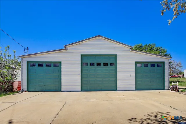 $479,999 | 1025 County Road 454, Lincoln, TX 78948